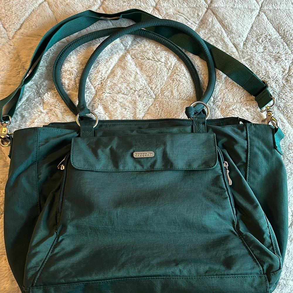 Baggallini tote. EUC. Forest green with mustard lining.